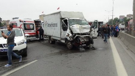 İstanbul'da karşı yöne geçen servis otobüs faciası