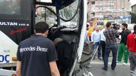 İstanbul'da karşı yöne geçen servis otobüs faciası