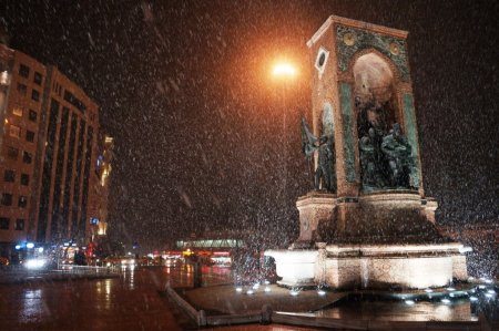 İstanbul’da lapa lapa kar yağdı