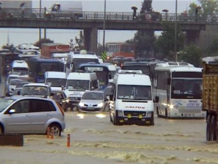 İstanbul'da Sağanak Yağışa Teslim