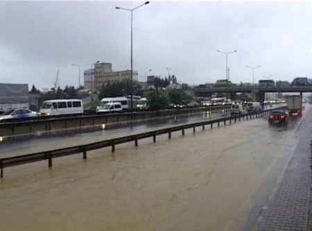 İstanbul'da Sağanak Yağışa Teslim