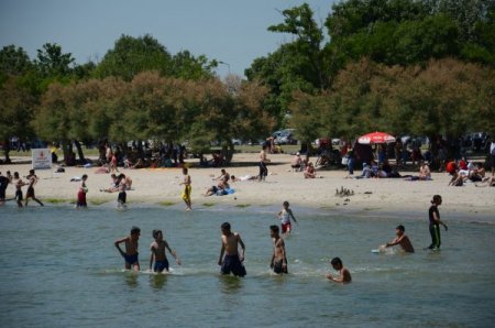 İstanbul'da Sıcak Havayı Gören Sahile Koştu