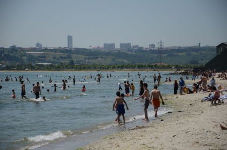 İstanbul'da Sıcak Havayı Gören Sahile Koştu