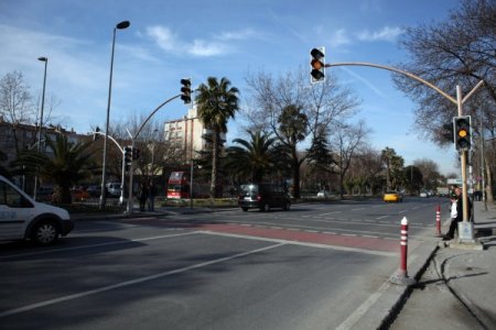 İstanbul'da trafik ışıklarının direkleri de uyaracak