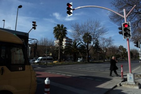 İstanbul'da trafik ışıklarının direkleri de uyaracak