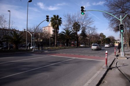 İstanbul'da trafik ışıklarının direkleri de uyaracak