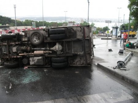 İstanbul'da Yağış Beraberinde Kazaları Getirdi