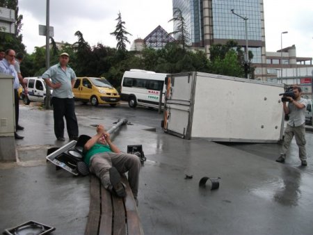 İstanbul'da Yağış Beraberinde Kazaları Getirdi