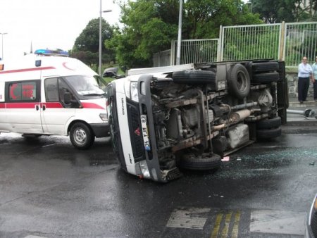 İstanbul'da Yağış Beraberinde Kazaları Getirdi