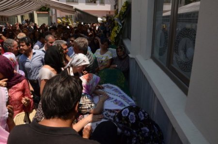 İstanbul'daki Kazada Ölen Üç Kişi, İzmir'de Toprağa Verildi