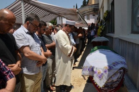 İstanbul'daki Kazada Ölen Üç Kişi, İzmir'de Toprağa Verildi