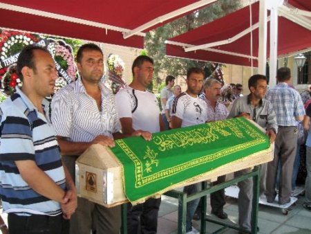 İstanbul'daki Trafik Kazasında Hayatını Kaybeden Thy'nin İki Personeli Eskişehir'de Toprağa Verildi