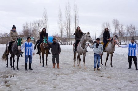 İstanbul'dan Erzurum'a gelen öğrenciler, cirit sporuna hayran kaldı