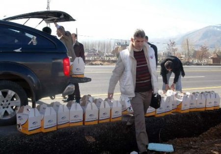 İstanbul'dan Gelen Doktorlar Bitlis'te 3 Bin Aileye Yardım Dağıttı