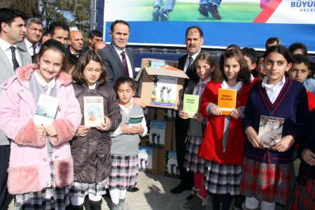 İstanbul'dan Vanlı öğrencilere 50 bin kitap