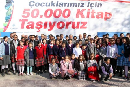 İstanbul'dan Vanlı öğrencilere 50 bin kitap
