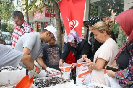 İstanbullu balıkçının hamsi bereketi vatandaşa yaradı (Özel)