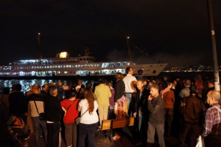 İstanbullular, görsel şölene engel olan vapurları yuhaladı (Özel)