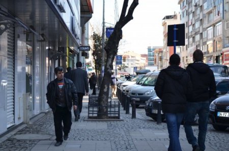 İstanbulluların dar kaldırımla imtihanı