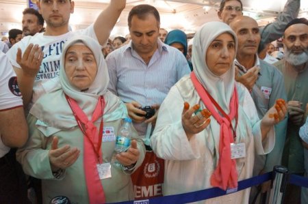 İstanbul'un ilk hac kafilesi dualarla uğurlandı