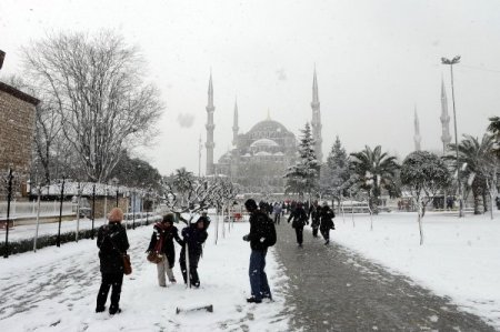İstanbul'un Tarihi Silüetleri Beyaza Büründü