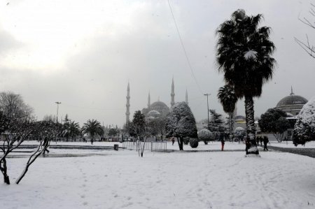 İstanbul'un Tarihi Silüetleri Beyaza Büründü