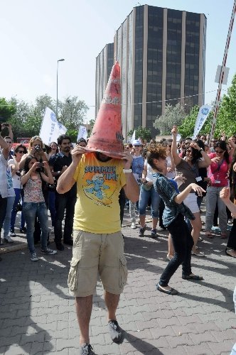 İşten çıkarılan hostesler THY’yi dans ederek protesto etti