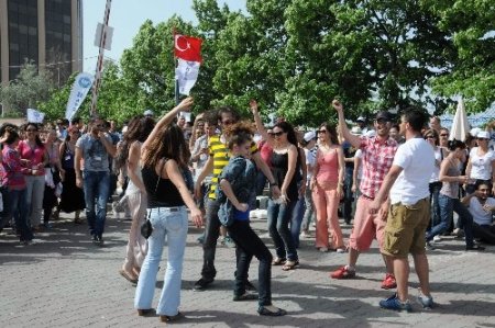 İşten çıkarılan hostesler THY’yi dans ederek protesto etti