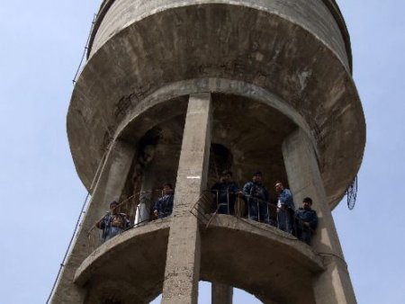 İşten Çıkarılan İşçiler, Su Deposuna Çıktı