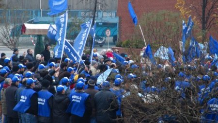 İşten çıkarılan Şişe Cam işçileri eylem yaptı