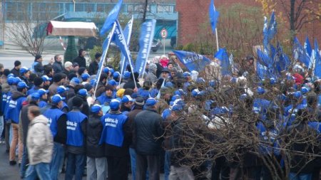 İşten çıkarılan Şişe Cam işçileri eylem yaptı