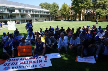 İşten çıkartılanlar için kampüste oturma eylemi yaptılar