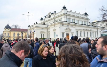 İstifa eden başbakana destek gösterisi