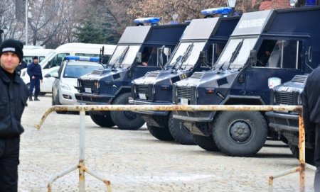 İstifa eden başbakana destek gösterisi