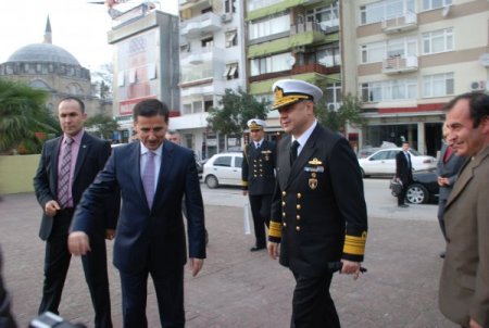 İstifa eden donanma komutanının yerine atanan Bostanoğlu, valiyi ziyaret etti