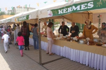 İstikbal Koleji, yatalak hastalar yararına kermes düzenledi