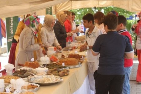 İstikbal Koleji, yatalak hastalar yararına kermes düzenledi