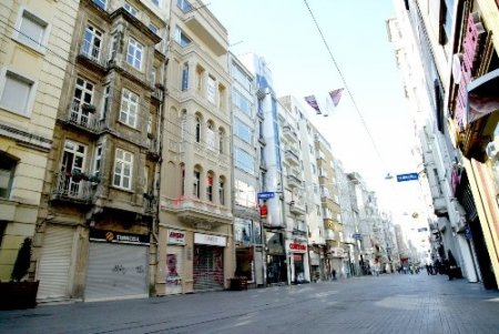 İstiklal Caddesi güne sakin başladı