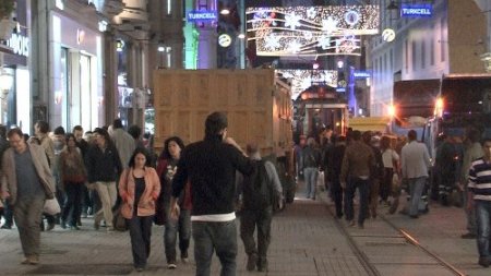 İstiklal Caddesi'nde kamyon şaşkınlığı