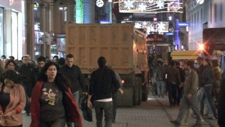 İstiklal Caddesi'nde kamyon şaşkınlığı