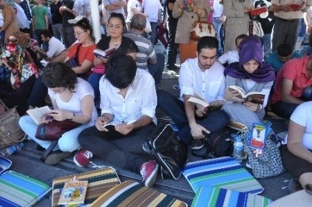 İstiklal Caddesi'nde okumaya çıktılar