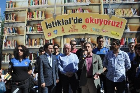 İstiklal Caddesi'nde okumaya çıktılar