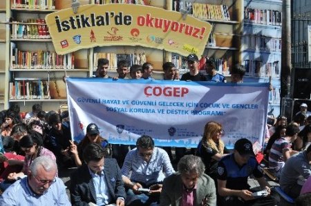İstiklal Caddesi'nde okumaya çıktılar