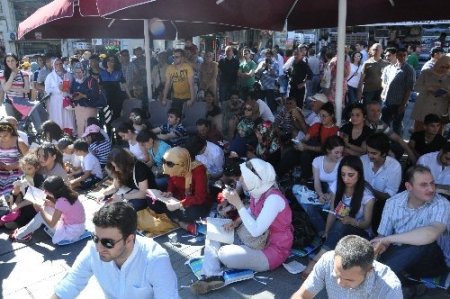 İstiklal Caddesi'nde okumaya çıktılar