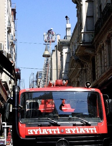 İstiklal Caddesi'ndeki sukuneti yangın paniği bozdu