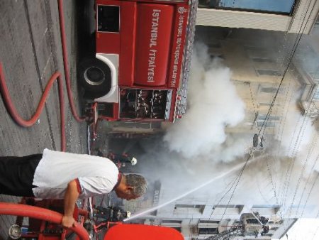 İstiklal Caddesi'ndeki Yangın İç Çamaşırı Dükkanını Kül Etti