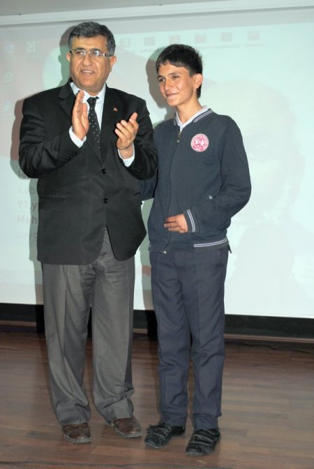 İstiklal Marşı'nı En Güzel Okuyan Öğrenciler Altınla Ödüllendirildi