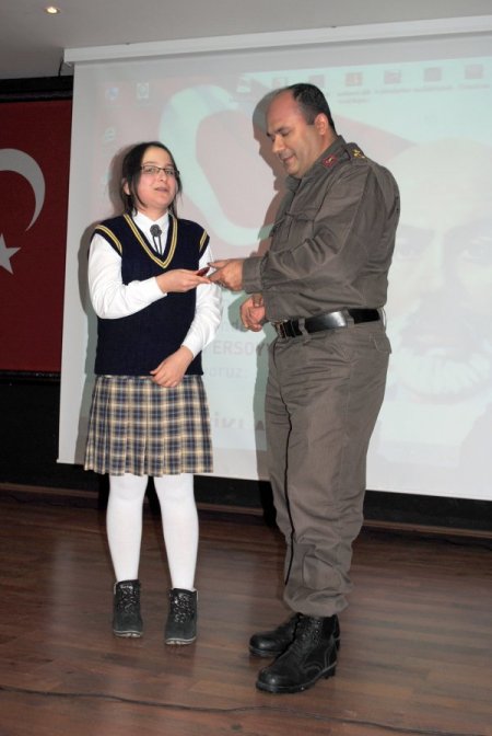 İstiklal Marşı'nı En Güzel Okuyan Öğrenciler Altınla Ödüllendirildi