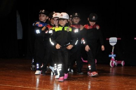 İstiklal Marşı’nı ezbere okuyan minik ayakta alkışlandı