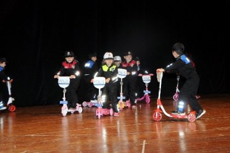 İstiklal Marşı’nı ezbere okuyan minik ayakta alkışlandı